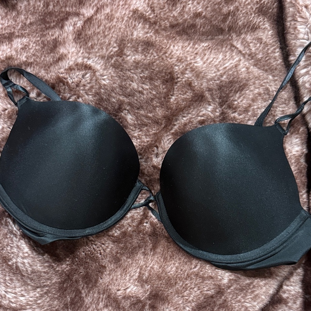 Victoria's Secret bombshell plunge 34C